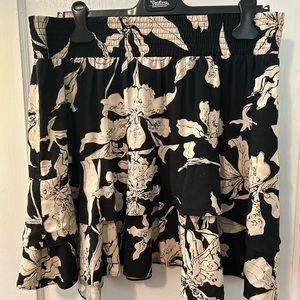 Cabi ruffled black and white floral mini skirt size Large